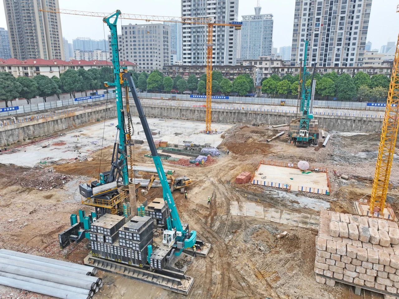 “绿巨人”显神威！壹定发智能引孔式静力压桩机助建“绿城”南宁民生项目