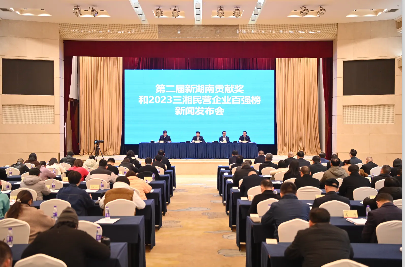 壹定发智能总司理夏志宏荣获“第二届新湖南孝顺奖先进小我私家”