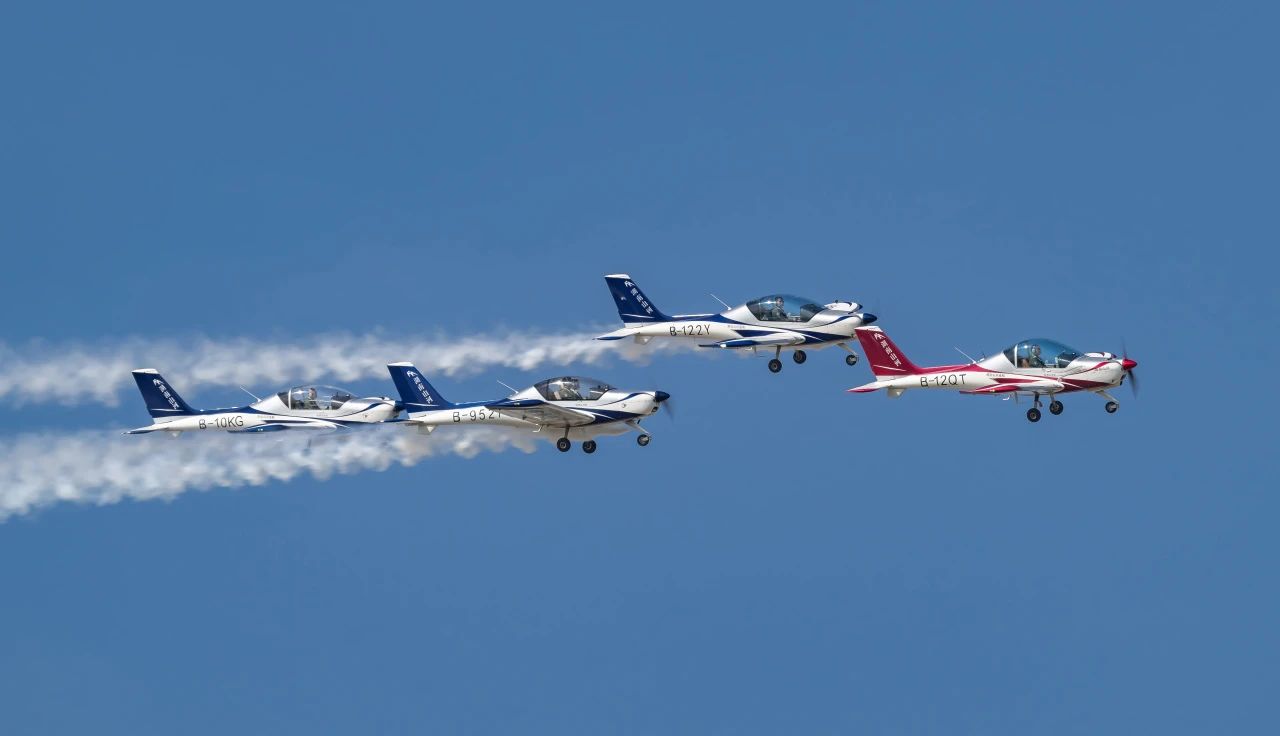 二十载磨砺，，，，，，“阿若拉”飞机累计航行时间突破11万小时！