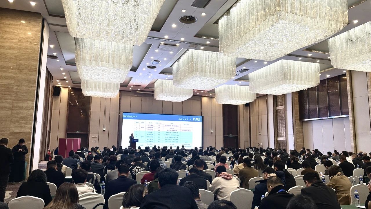 “爆品”来袭，，，，，，签简单直！ 壹定发智能艳服亮相第八届天下高空作业平台租赁大会