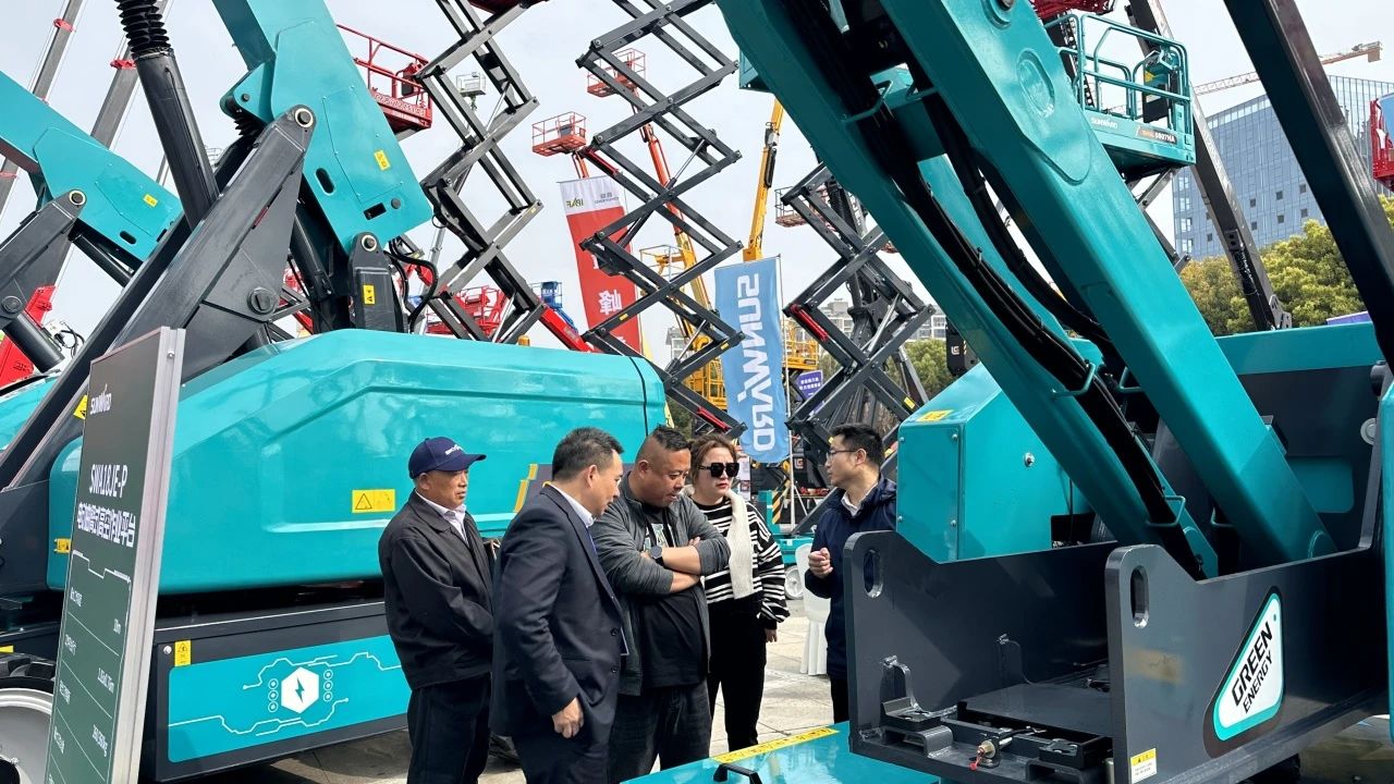 “爆品”来袭，，，，，，签简单直！ 壹定发智能艳服亮相第八届天下高空作业平台租赁大会