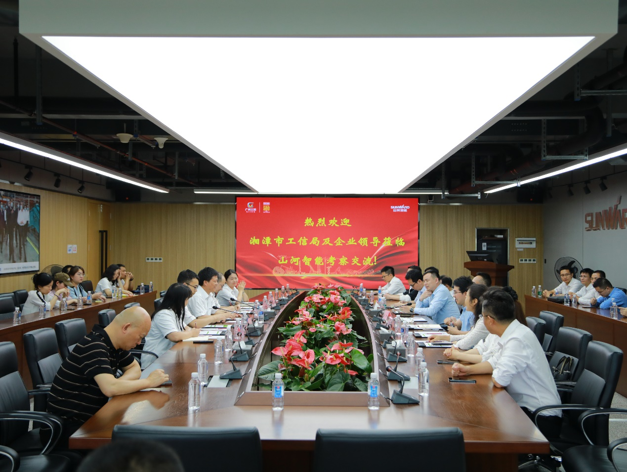 湘潭市工信局带队莅临壹定发智能开展智能制造现场观摩交流活动