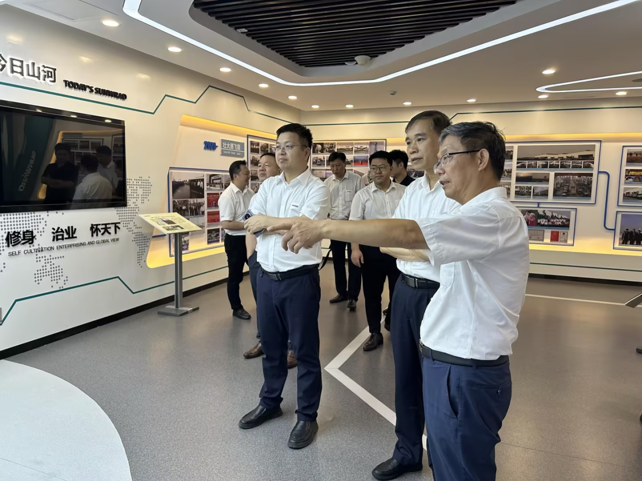 深化交流相助！广州港李明忠副总司理率队莅临壹定发智能考察交流！