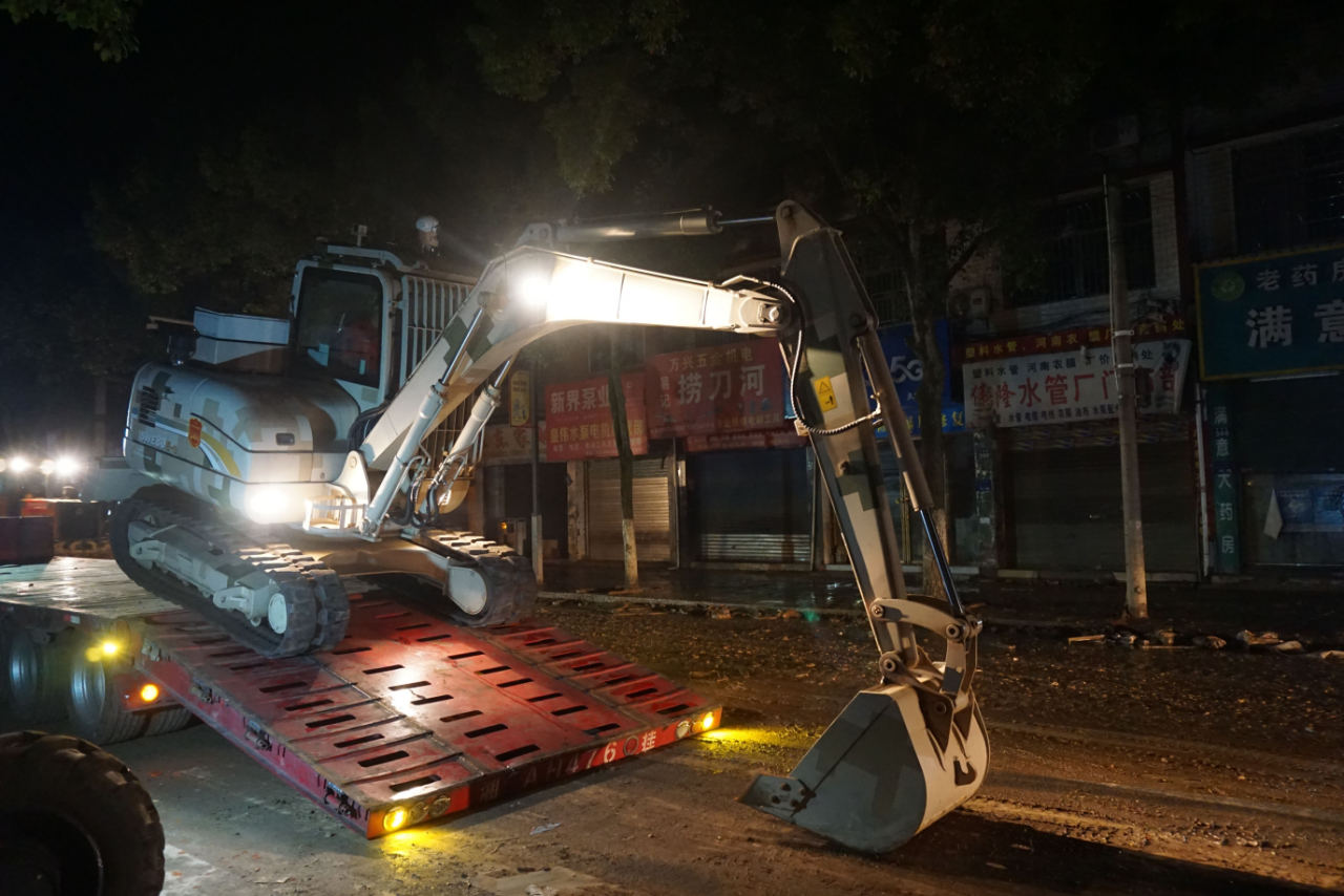 驰援湖南平江抗洪抢险，，，，，，，，共克时艰显继续