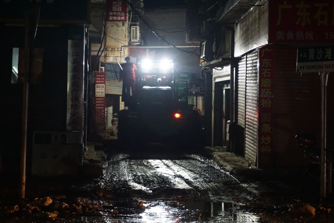 驰援湖南平江抗洪抢险，，，，，，，，共克时艰显继续