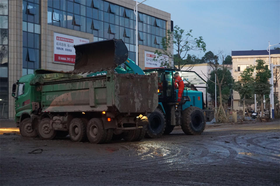 驰援湖南平江抗洪抢险，，，，，，，，共克时艰显继续
