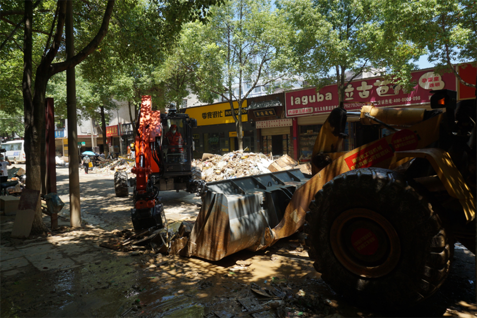 驰援湖南平江抗洪抢险，，，，，，，，共克时艰显继续