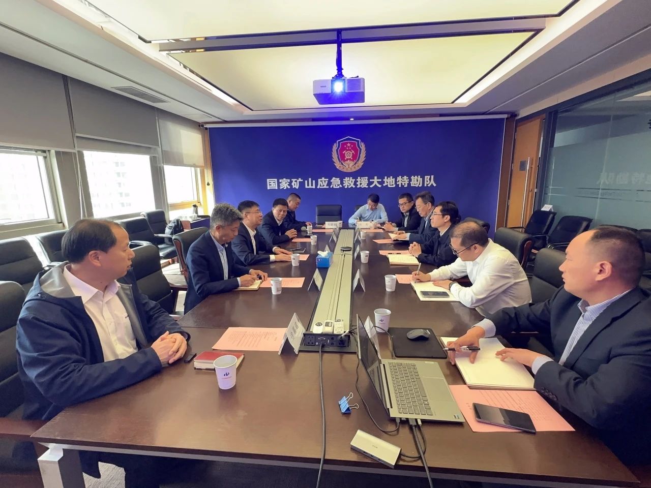 壹定发智能董事长付向东带队造访中煤地质总局、大地特勘公司