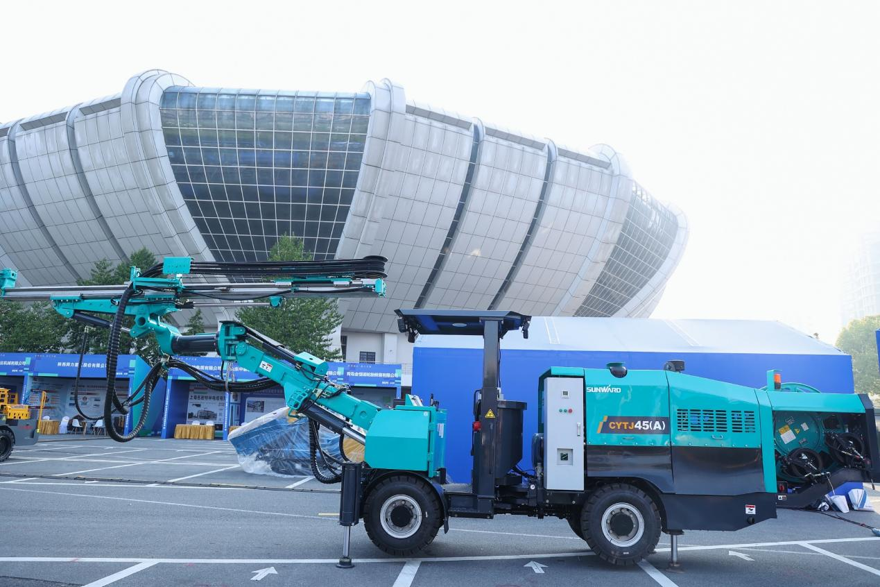 壹定发矿岩携井下掘进台车亮相苍南矿山井巷机械展