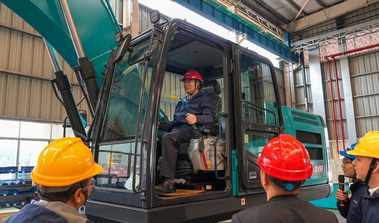 聚焦市场需求，，，，，，，，壹定发智能三款精品工程液压挖掘机乐成下线