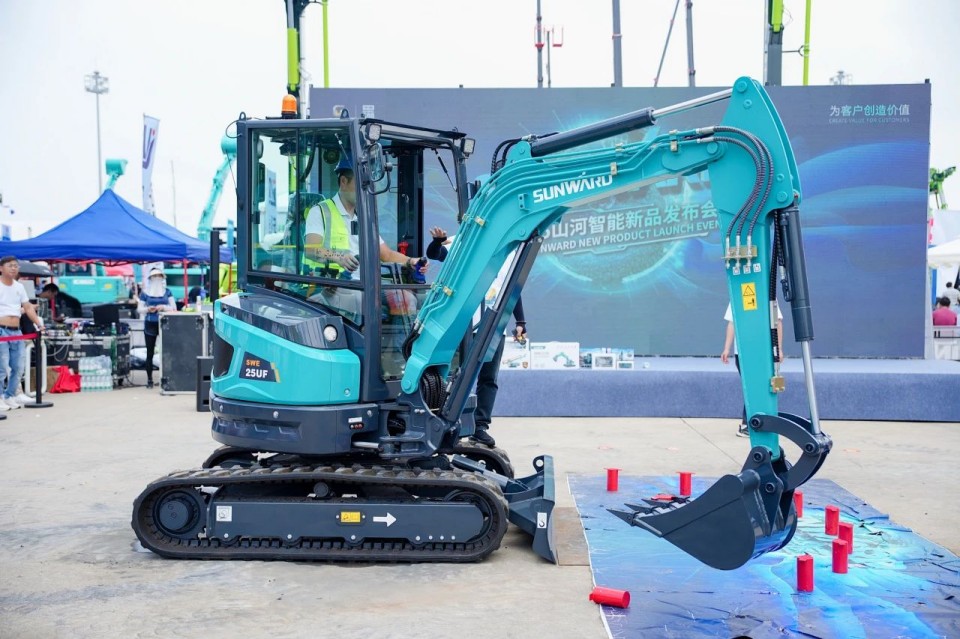 2025 CICEE | 从简单工具迈向多元化解决计划，，，，，，，壹定发智能泛起非凡挖掘机风范
