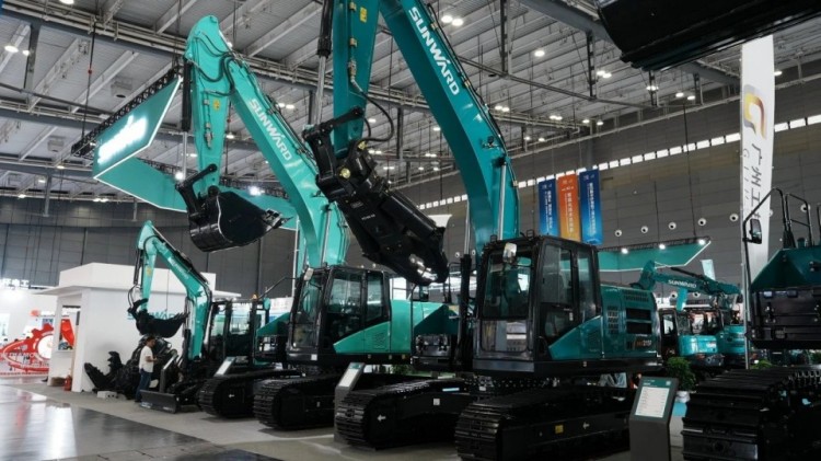 2025 CICEE | 打造极致精品化，，，，，，壹定发智能挖掘机“圈粉”长沙展