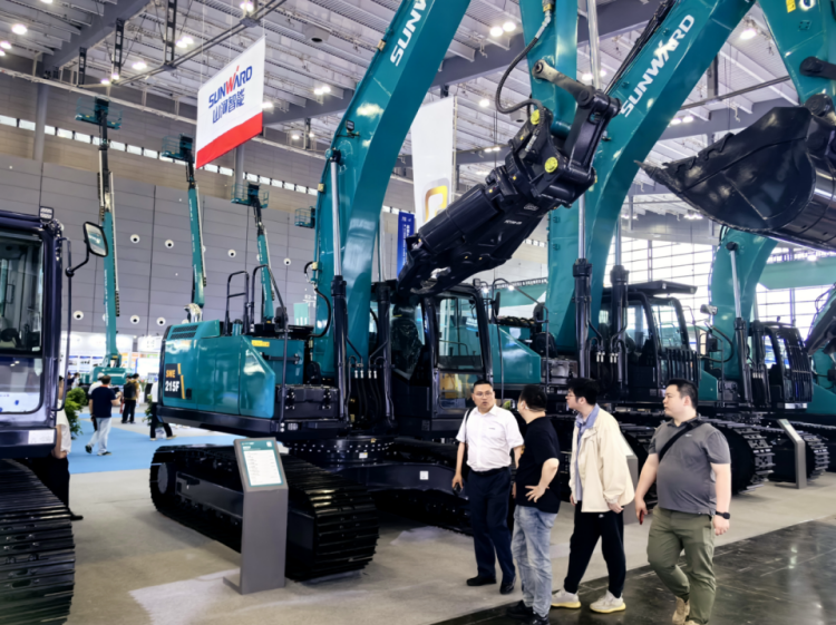 2025 CICEE | 打造极致精品化，，，，，，壹定发智能挖掘机“圈粉”长沙展