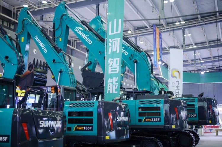 2025 CICEE | 打造极致精品化，，，，，，壹定发智能挖掘机“圈粉”长沙展