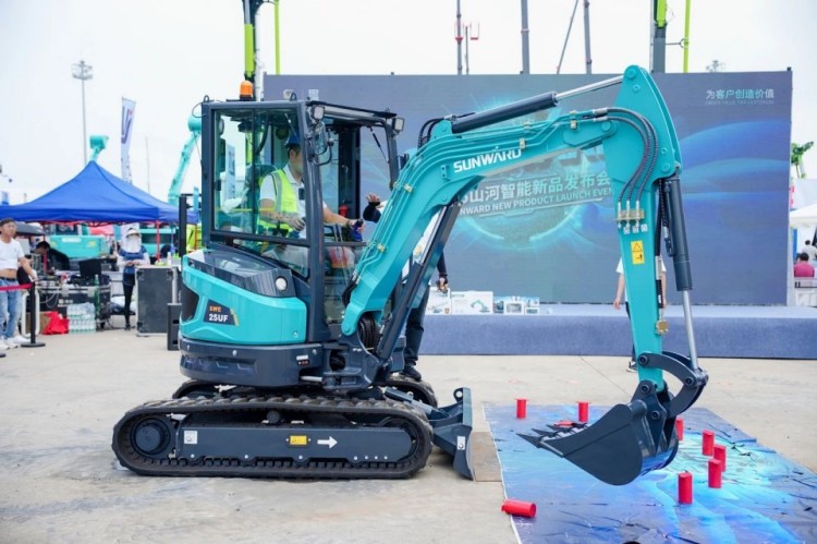 2025 CICEE | 打造极致精品化，，，，，，壹定发智能挖掘机“圈粉”长沙展