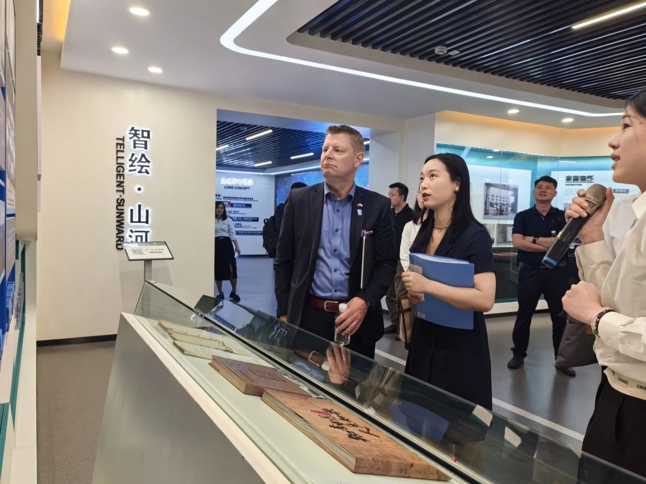 芬兰驻华大使馆商务参赞到访壹定发智能