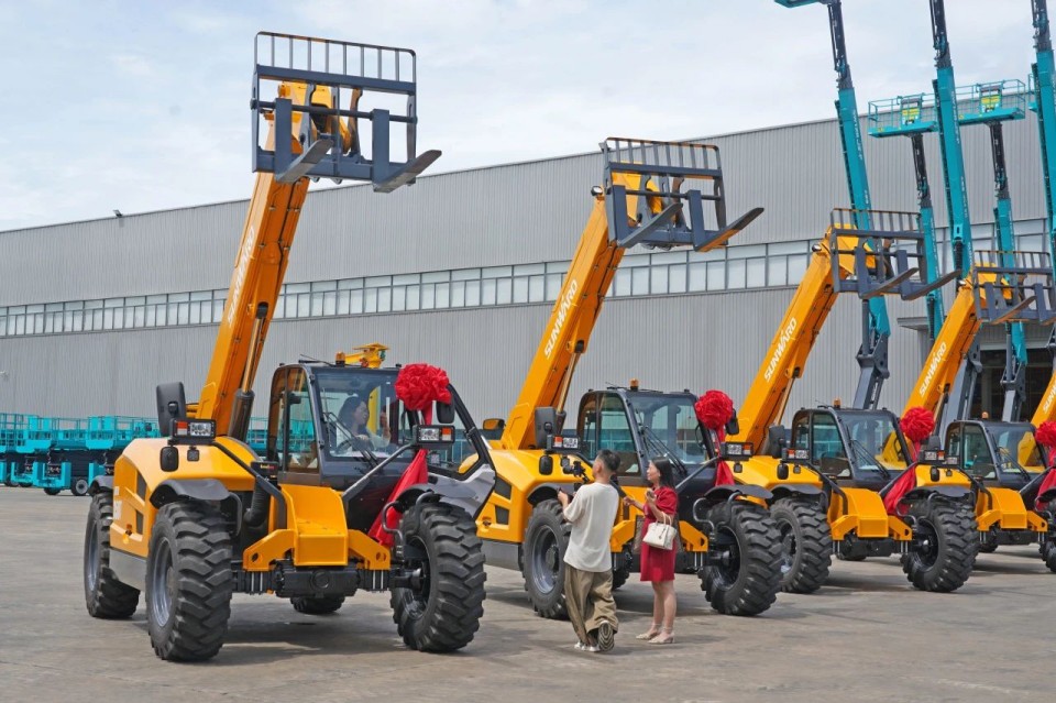 壹定发智能伸缩臂叉装车批量交付，，，即将奔赴新一线