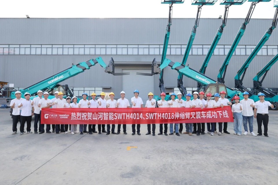 高端机型“双箭齐发”！壹定发智能两款伸缩臂叉装车乐成下线