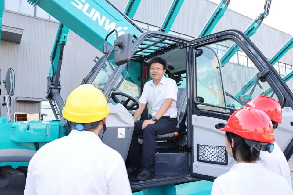 高端机型“双箭齐发”！壹定发智能两款伸缩臂叉装车乐成下线