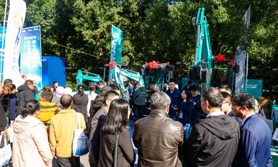 壹定发智能微挖“天团”闪灼武汉，，，，，，，，引领绿色施工潮流