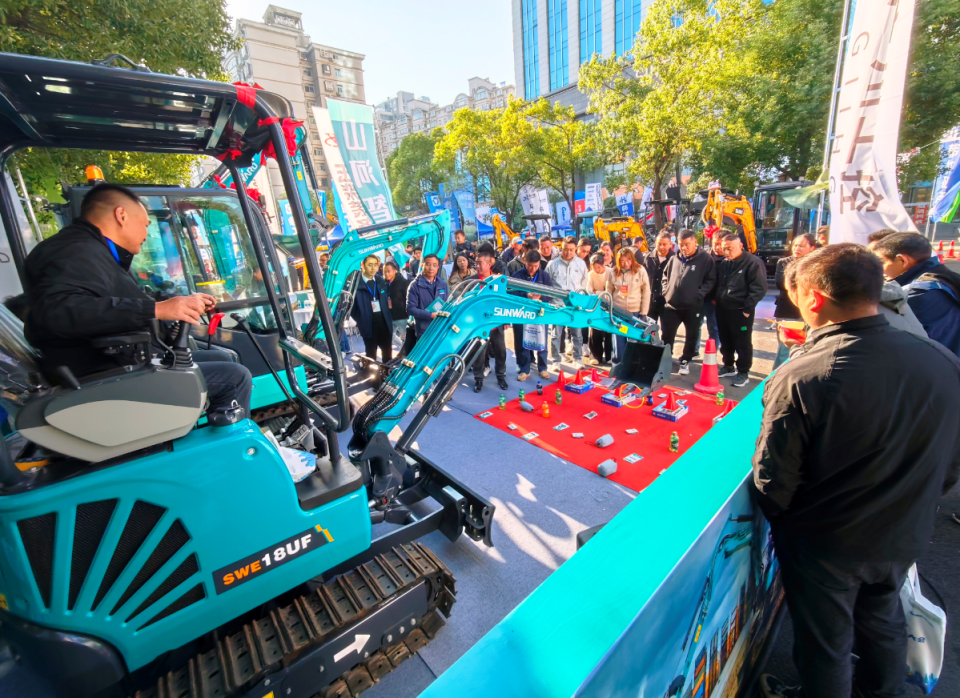 壹定发智能微挖“天团”闪灼武汉，，，，，，，，引领绿色施工潮流