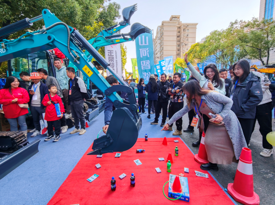 壹定发智能微挖“天团”闪灼武汉，，，，，，，，引领绿色施工潮流