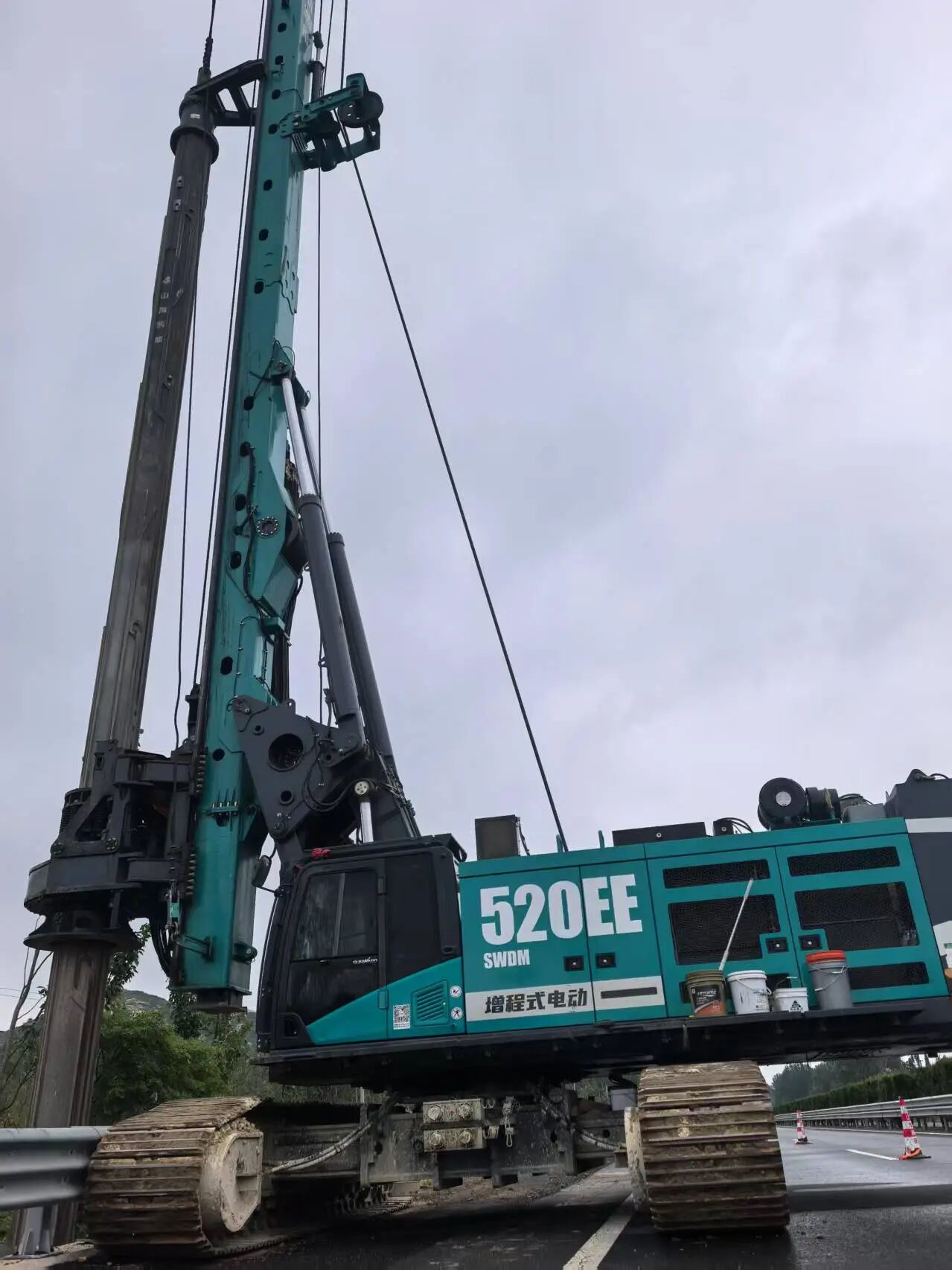 壹定发智能增程式电动旋挖钻机助力山东高速建设，，，，，绿色施工效果显著