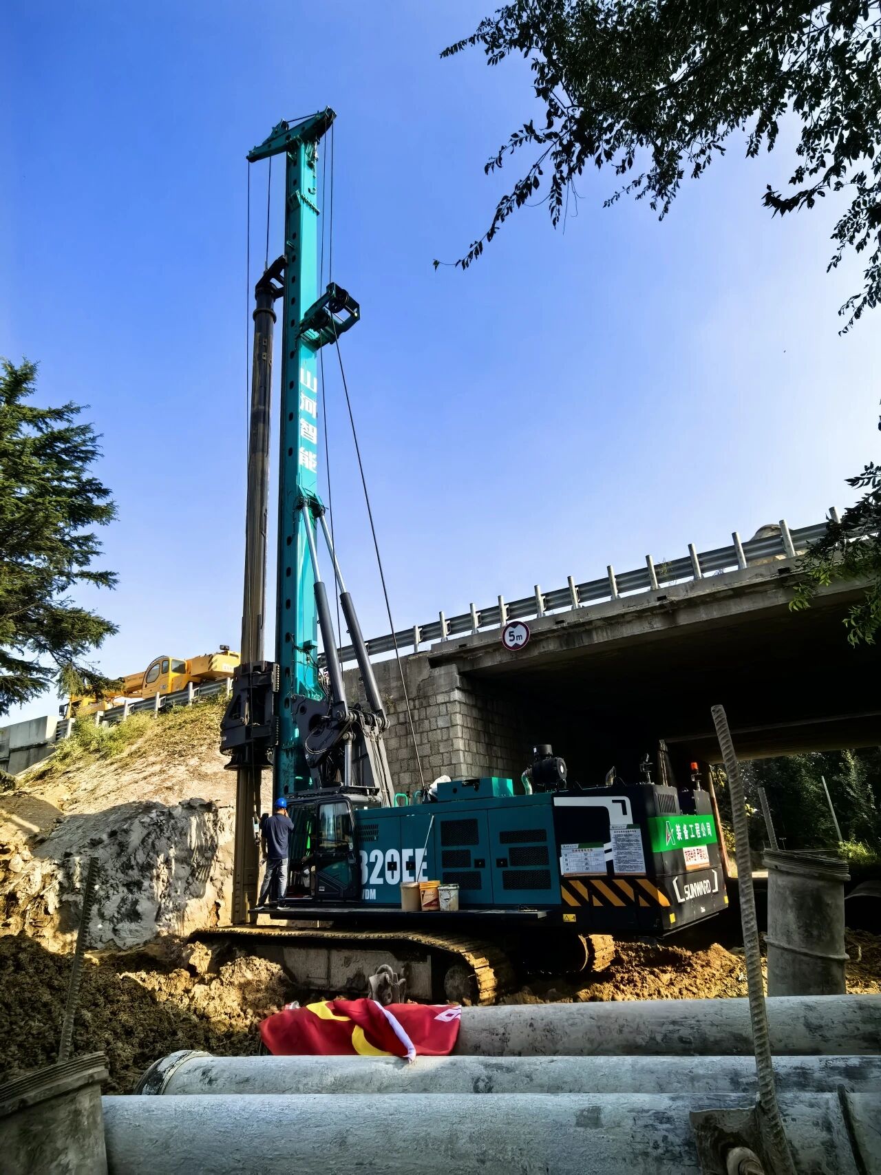 壹定发智能增程式电动旋挖钻机助力山东高速建设，，，，，绿色施工效果显著