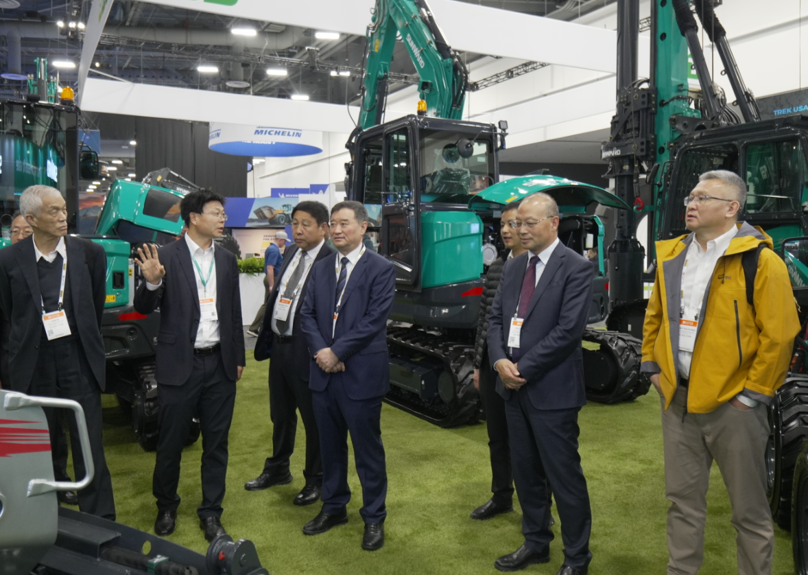 2026美国拉展 | 中国工程机械工业协会会长苏子孟一行到访壹定发智能展位